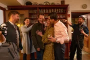 Die Freude ist gro&szlig; als Tom Kupfer (Ludwig Blochberger, 3.v.l.) nach vielen Jahren seine alten Freunde Felix Schaller (Sebastian Gerold, l.), Bine Schaller (Julia Hartmann, 2.v.l.), Rosa Zentner (Victoria Fleer, 3.v.r.), Basti Kling (Franz Dinda, 2.v.r.) und Maxi Blaumaier (Sebastian Edtbauer, r.) wieder trifft.