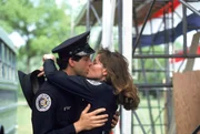 Carey Mahoney (Steve Guttenberg) f&uuml;hlt sich zun&auml;chst nicht sehr wohl in der Polizeischule, denn er wurde geradezu gen&ouml;tigt, sie zu besuchen. Doch dann trifft er auf Karen Thompson (Kim Cattrall), die glaubt als Polizistin den &uuml;belsten Schurken nicht nur zu begegnen, sondern sie auch gleich zu bekehren.  +++ Die Verwendung des sendungsbezogenen Materials ist nur mit dem Hinweis und Verlinkung auf RTL+ gestattet. +++