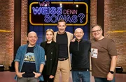Moderator Kai Pflaume (M.) und seine Rateteam-Kapit&auml;ne Bernhard Ho&euml;cker (l.) und Elton (r.) begr&uuml;&szlig;en in dieser Sendung den Schauspieler und Drehbuchautor J&uuml;rgen Vogel (2.v.r.) und die Filmschauspielerin Lea Zoe Voss (2.v.l.).