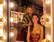 Visagist Bernd Meister (Matthias Matschke) macht sich ans Werk, um aus Luise Jansen (Lary Müller) eine waschechte Tänzerin des Palastes zu machen. Visagist Bernd Meister (Matthias Matschke) macht sich ans Werk, um aus Luise Jansen (Lary Müller) eine waschechte Tänzerin des Palastes zu machen.