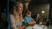 Michaels Frau Helen (Juliet Rylance, l.) und Tochter Ruby (Cece Valentina ) verfolgen seine Abenteuer am Computer.