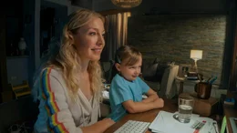 Michaels Frau Helen (Juliet Rylance, l.) und Tochter Ruby (Cece Valentina ) verfolgen seine Abenteuer am Computer.