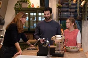 ACHTUNG SPERRFRIST! Die Veröffentlichung dieses Motives ist für alle ONLINE-MEDIEN (außer Programm-Presse) erst ab dem 19.07.2026 frei. Baris (Metehan Demiröz) macht entschieden klar, dass er vorerst keinen Ersatz für Nuray wünscht. Links Dana (Viola Wedekind), rechts Ronja (Theresa Traser) ACHTUNG SPERRFRIST! Die Veröffentlichung dieses Motives ist für alle ONLINE-MEDIEN (außer Programm-Presse) erst ab dem 19.07.2026 frei. Baris (Metehan Demiröz) macht entschieden klar, dass er vorerst keinen Ersatz für Nuray wünscht. Links Dana (Viola Wedekind), rechts Ronja (Theresa Traser)