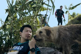 l-r: Simu Liu als Leo und Mark Wahlberg als Michael