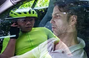 Thomas Brandner (Yung Ngo, l.) radelt durch den Wald bis er nach einer Kurve fast gegen ein Auto fährt. Er will die Person (Ingmar Grapenbrade, r.) im Auto zur Rede stellen, doch die ist tot. Thomas Brandner (Yung Ngo, l.) radelt durch den Wald bis er nach einer Kurve fast gegen ein Auto fährt. Er will die Person (Ingmar Grapenbrade, r.) im Auto zur Rede stellen, doch die ist tot.