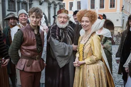 Drei, deren Schicksal miteinander verwoben ist: Valentin (Max Schimmelpfennig, l.), Zacharias (Felix von Manteuffel, M.) und die K&ouml;nigin Anna (Sandra Borgmann, r.).