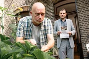 Kai Doninger (Björn Jung, l.) veranstaltet ein Männerfrühstück, eine Runde zum Plaudern und Entspannen. Doch Kommissar Jonas Fischer (Lukas Piloty, r.) bringt düstere Nachrichten: Ein enger Freund der Gruppe wurde ermordet. Kai Doninger (Björn Jung, l.) veranstaltet ein Männerfrühstück, eine Runde zum Plaudern und Entspannen. Doch Kommissar Jonas Fischer (Lukas Piloty, r.) bringt düstere Nachrichten: Ein enger Freund der Gruppe wurde ermordet.