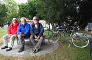 Radtour Klaus Siebeneichner, Günter Jungnickel, Werner Jungnickel auf Bank Radtour Klaus Siebeneichner, Günter Jungnickel, Werner Jungnickel auf Bank