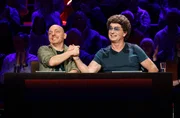 Rateteam-Kapitän Bernhard Hoëcker (l.) mit Comedian Atze Schröder (r.) Rateteam-Kapitän Bernhard Hoëcker (l.) mit Comedian Atze Schröder (r.)