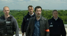 Der Kommissar (Slimane Dazi, 2.v.r.) versucht die Umweltaktivisten davon zu &uuml;berzeugen, dass sie ihre Proteste beenden.