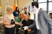 Maik ist beim Fotoshooting unkonzentriert: (vorne v.l.n.r.) Olivia (Kasia Borek), Virgin (Chris Gebert), Bruno (K. Dieter Klebsch) und Maik (Sebastian König) ... Maik ist beim Fotoshooting unkonzentriert: (vorne v.l.n.r.) Olivia (Kasia Borek), Virgin (Chris Gebert), Bruno (K. Dieter Klebsch) und Maik (Sebastian König) ...