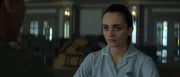 Esin (Amal Affani) wird von Vincent (Tewfik Jallab) unter einem Vorwand befragt. Esin (Amal Affani) wird von Vincent (Tewfik Jallab) unter einem Vorwand befragt.