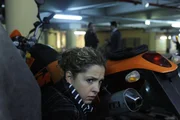 Nina (Maria Wedig) kann nicht glauben, dass Jasmin den Säureanschlag verübt haben soll und stellt weitere Nachforschungen an. Carla versucht, sie mit einer Lüge von Kais Spur abzubringen. Doch Nina lässt nicht locker und folgt ihm ... Nina (Maria Wedig) kann nicht glauben, dass Jasmin den Säureanschlag verübt haben soll und stellt weitere Nachforschungen an. Carla versucht, sie mit einer Lüge von Kais Spur abzubringen. Doch Nina lässt nicht locker und folgt ihm ...