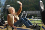 Camping-Bloggerin Gunda Ehrlich (Juliane Köhler) erkundet das künftige Familien-Outdoor-Paradies. Camping-Bloggerin Gunda Ehrlich (Juliane Köhler) erkundet das künftige Familien-Outdoor-Paradies.