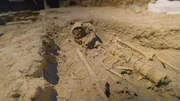 Im Bereich des sogenannten S&uuml;dtors innerhalb der arch&auml;ologischen St&auml;tte von Troja wird ein Skelett sorgf&auml;ltig ausgegraben.