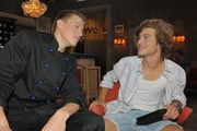 Nachdem Zac (Jascha Rust, r.) Vince (Vincent Kr&uuml;ger) aus einer brenzligen Situtation geholfen hat, scheint ihrer Vers&ouml;hnung nichts mehr im Wege zu stehen.