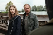 Hannah (Nora von Waldst&auml;tten, l.) und Micha (Matthias Koeberlin, r.) sind auf dem Schiff des Naturschutzvereins, der ihnen besonders verd&auml;chtig erscheint. Sind sie auf der richtigen Spur?