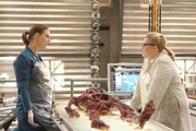 Am ersten Tag ihres Studienprogramms am Jeffersonian untersucht Sammy Mills (Barbara-Kimberly Cannon, r.), gemeinsam mit Brennan (Emily Deschanel), eine an der Lynwood University gefundene Leiche. Am ersten Tag ihres Studienprogramms am Jeffersonian untersucht Sammy Mills (Barbara-Kimberly Cannon, r.), gemeinsam mit Brennan (Emily Deschanel), eine an der Lynwood University gefundene Leiche.