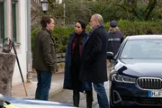 Richard Voss (Jan-Gregor Kremp, r.) und Annabell Lorenz (Stephanie Stumph, M.) sind &uuml;berrascht, dass ihr Kollege Tom Kupfer (Ludwig Blochberger, l.) schon am Tatort ist.