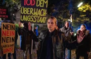 Bente Hinrichs (Sinha Melina Gierke) versucht, Ruhe in die aufgebrachte Menge (Kompars:innen) zu bringen. Bente Hinrichs (Sinha Melina Gierke) versucht, Ruhe in die aufgebrachte Menge (Kompars:innen) zu bringen.