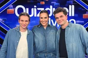 Moderatorin Esther Sedlaczek (M.) mit den Kandidaten des Teams "heute-show": Fabian Köster (l.) und Lutz van der Horst (r). Moderatorin Esther Sedlaczek (M.) mit den Kandidaten des Teams "heute-show": Fabian Köster (l.) und Lutz van der Horst (r).