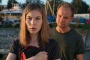 Hannah (Nora von Waldst&auml;tten, l.) wird durch die Schwimmweste an ein schmerzvolles Ereignis aus ihrer Vergangenheit erinnert. Micha (Matthias Koeberlin, r.) versucht ihr beizustehen.