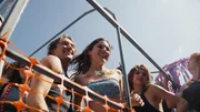 Im wiedervereinten Berlin scheint alles möglich. Auf der Loveparade holen Lukas (Lukas Brandl, l.), Luise (Lary Müller, M.) und Karla (Taynara Silva-Wolf, r.) den Tanz auf die Straße. Im wiedervereinten Berlin scheint alles möglich. Auf der Loveparade holen Lukas (Lukas Brandl, l.), Luise (Lary Müller, M.) und Karla (Taynara Silva-Wolf, r.) den Tanz auf die Straße.