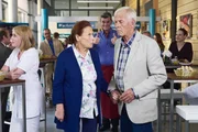 Udo von Wackerstein (Dirk Schoedon, hi. mi.) ist der neue Pächter der Cafeteria. Als Charlotte Gauss (Ursula Karusseit, vo. li.) und Otto Stein (Rolf Becker, vo. re.) eine Stippvisite wagen, trauen sie ihren Augen nicht: Von Wackerstein hat im Eiltempo die gesamte Cafeteria umgeräumt und umstrukturiert. Udo von Wackerstein (Dirk Schoedon, hi. mi.) ist der neue Pächter der Cafeteria. Als Charlotte Gauss (Ursula Karusseit, vo. li.) und Otto Stein (Rolf Becker, vo. re.) eine Stippvisite wagen, trauen sie ihren Augen nicht: Von Wackerstein hat im Eiltempo die gesamte Cafeteria umgeräumt und umstrukturiert.