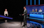 Moderator Alexander Bommes (M.) mit den Kandidat:innen Isabel G&ouml;bel (l.), Stefan Becker (3.v.r.), Leah Sophie Bruenagel (2.v.r.) und Florian Barwich (r.).