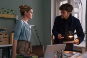 Alex (Aleksandar Radenkovic) entdeckt etwas auf den Fotos, die Sonja (Julia Becker) auf der Beerdigung von Konstantins Frau gemacht hat.