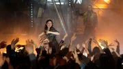 Luises (Lary Müller) Straßentheater ist ein voller Erfolg. Die Menge lässt sich von ihren Choreografien anheizen. Luises (Lary Müller) Straßentheater ist ein voller Erfolg. Die Menge lässt sich von ihren Choreografien anheizen.