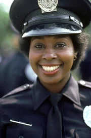 Kadettin Laverne Hooks (Marion Ramsey) und ihre Kollegen machen es ihren Ausbildern auf der Police Academy nicht immer leicht ...