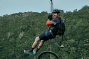 Seilbahn, improvisiert: Die &Uuml;berquerung einer tiefen Dschungelschlucht mit den Fahrr&auml;dern wird zu einem Wagnis f&uuml;r Michael (Mark Wahlberg) und sein Team, weil die Br&uuml;cke morsch ist.