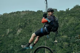 Seilbahn, improvisiert: Die &Uuml;berquerung einer tiefen Dschungelschlucht mit den Fahrr&auml;dern wird zu einem Wagnis f&uuml;r Michael (Mark Wahlberg) und sein Team, weil die Br&uuml;cke morsch ist.