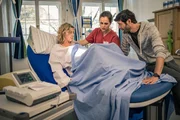 Eva Blume (Judith Peres, M.) mit Tina und Markus Fischer (Brigitte Zeh, l., und Michael Raphael Klein, r.) im Wehenzimmer. Eva Blume (Judith Peres, M.) mit Tina und Markus Fischer (Brigitte Zeh, l., und Michael Raphael Klein, r.) im Wehenzimmer.