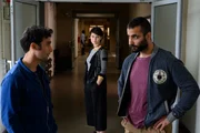 Für die Brüder Khales (Arash Marandi, l.) und Yunis Karimi (Sohel Altan Gol, r.) war Homosexualität bisher ein Tabuthema. Kommissarin Nele Becker (Nina Siewert, M.) will herausfinden, ob einer der beiden etwas mit dem Mord an einem schwulen Barbesitzer zu tun hat. Für die Brüder Khales (Arash Marandi, l.) und Yunis Karimi (Sohel Altan Gol, r.) war Homosexualität bisher ein Tabuthema. Kommissarin Nele Becker (Nina Siewert, M.) will herausfinden, ob einer der beiden etwas mit dem Mord an einem schwulen Barbesitzer zu tun hat.