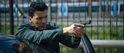 Vincent (Tewfik Jallab) versucht, den Verdächtigen mit vorgehaltener Waffe zum Aufgeben zu zwingen. Vincent (Tewfik Jallab) versucht, den Verdächtigen mit vorgehaltener Waffe zum Aufgeben zu zwingen.