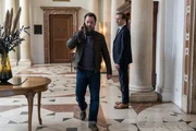 Paul Böhmer (Jürgen Tonkel, l.) sucht Wolf Marquardt in den Geschäftsräumen seiner Frau auf. Der Sohn Johann Marquardt (Max Rothbart, r.) ist ebenfalls anwesend, während Böhmer ein wichtigen Anruf erhält. Paul Böhmer (Jürgen Tonkel, l.) sucht Wolf Marquardt in den Geschäftsräumen seiner Frau auf. Der Sohn Johann Marquardt (Max Rothbart, r.) ist ebenfalls anwesend, während Böhmer ein wichtigen Anruf erhält.