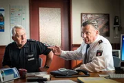 Mit Wolle (Harald Maack, l.) als Zeuge hat Haller (Hannes Hellmann, r.) einen Weg gefunden, den Korruptionsverdacht gegen einen Kollegen nicht selbst melden zu m&uuml;ssen.