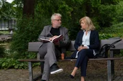 Isabel von Brede (Sabine Postel, r.) fühlt sich immer noch zu ihrem Ex-Mann Robert Seebacher (Filip Peeters, l.) hingezogen. Isabel von Brede (Sabine Postel, r.) fühlt sich immer noch zu ihrem Ex-Mann Robert Seebacher (Filip Peeters, l.) hingezogen.