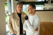 Dr. Martin Gruber (Hans Sigl, l.) versucht Gero Jung (Harry Blank, r.) von der lebenswichtigen Operation zu überzeugen. Dr. Martin Gruber (Hans Sigl, l.) versucht Gero Jung (Harry Blank, r.) von der lebenswichtigen Operation zu überzeugen.