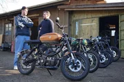 Michael Szpitalny (links) und Marvin Rau aus Hamburg und ihren selbst entwickelten E-Retro–Bikes. In diesem Jahr wollen sie 200 Stück in Handarbeit produzieren Michael Szpitalny (links) und Marvin Rau aus Hamburg und ihren selbst entwickelten E-Retro–Bikes. In diesem Jahr wollen sie 200 Stück in Handarbeit produzieren