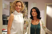 ARD STURM DER LIEBE FOLGE 1593, Natascha (Melanie Wiegmann, l.) verspricht Doris (Simone Ritscher, r.) einen wundervollen Musikabend in der Pianobar. ARD STURM DER LIEBE FOLGE 1593, Natascha (Melanie Wiegmann, l.) verspricht Doris (Simone Ritscher, r.) einen wundervollen Musikabend in der Pianobar.