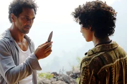 Largo (Tomer Sisley, l.) erkl&auml;rt seinem Sohn Noom (Narayan David Hecter, r.), was es mit dem Klappmesser auf sich hat, das ihm sein Vater vererbte.