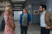Die Sternenf&uuml;hrerin Katja Ostermeier (Mira Huber, l.) ist &uuml;berrascht, Daniel Donato (Paul Brusa, r.) mit einem blauen Auge im Pr&auml;sidium zu sehen. Pl&ouml;tzlich taucht Xaver Fr&uuml;hweiss (Franz-Xaver Zeller, M.) auf, dem Donato das Veilchen zu verdanken hat.