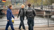 Melanie (Sanna Englund, M.) und Mattes (Matthias Schloo, r.) haben ein paar Fragen an Mark Paulsen (Peter Moltzen, l.), der ihnen bez&uuml;glich des Aufenthalts der Familie nicht die Wahrheit gesagt hat.