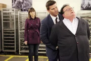 Booth (David Boreanaz) und Brennan (Emily Deschanel) nehmen Jimmy Walpert III (Gaststar Wayne Knight, re.) fest.