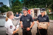 Während Mattes (Matthias Schloo) mit der Politesse (Komparsin, l.) spricht, die die bewusstlose Frau im Auto gefunden hat, durchsucht Melanie (Sanna Englund, r.) deren Handtasche nach Ausweispapieren. Während Mattes (Matthias Schloo) mit der Politesse (Komparsin, l.) spricht, die die bewusstlose Frau im Auto gefunden hat, durchsucht Melanie (Sanna Englund, r.) deren Handtasche nach Ausweispapieren.