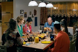 Die lebhaften Schabbat-Abendessen von Shiras (Moran Rosenblatt, 3.v.l.) Familie sind f&uuml;r Maria (Luise Wolfram, 2.v.l.) nicht unanstrengend, vor allem wenn Shiras Vater Ron (John Carroll Lynch 3.v.r.) &uuml;ber ihre Konversion zum Judentum redet ...