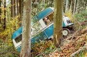 Mehr Natur geht nicht: Die Camping-Blogger Ingo (Max Herbrechter) und Gunda Ehrlich (Juliane Köhler) bleiben im Wald stecken. Mehr Natur geht nicht: Die Camping-Blogger Ingo (Max Herbrechter) und Gunda Ehrlich (Juliane Köhler) bleiben im Wald stecken.